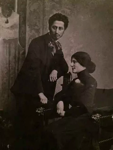 Sholem-Asch-and-Madzhe-1906.jpg