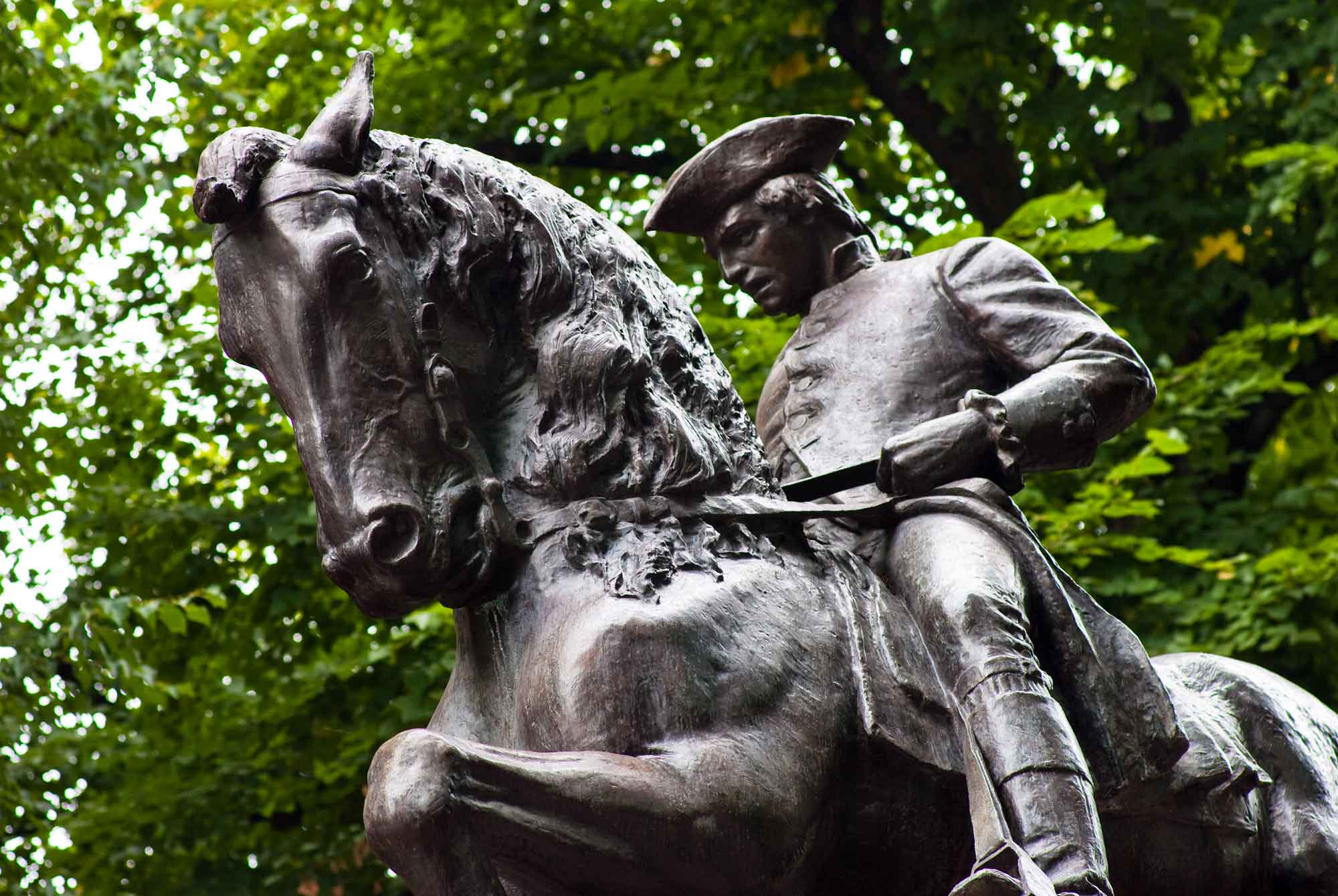Paul-Revere-statue-istock.com-Gregobagel.jpg