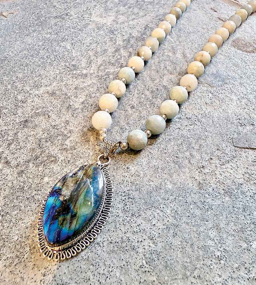 Blume_necklace-with-labradorite-stone.jpg