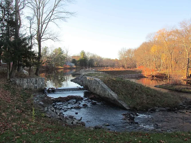 Warners_Pond_Dam,_West_Concord_MA.jpg